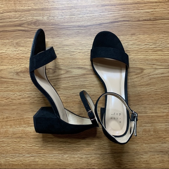 [Sold] Basic Black Sandel Heels - Picture 4 of 5